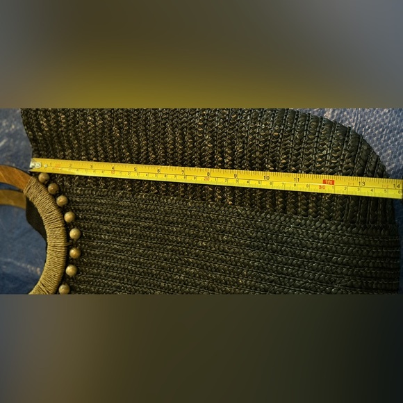 Elegant Black Woven Tote Bag with Wooden Handles - Picture 9 of 11